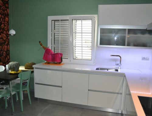 Cocina con puertas AR-PLUS de alto brillo