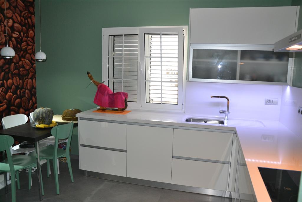 Kitchen with high-gloss AR-PLUS doors