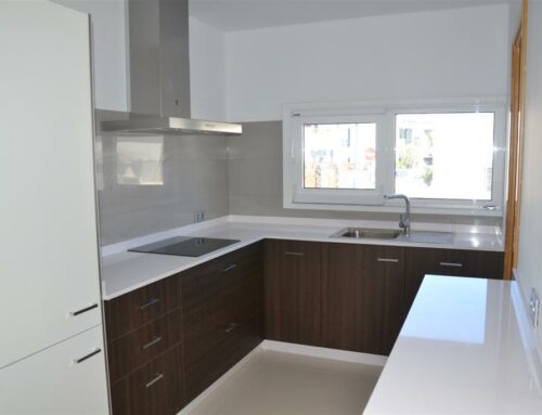 Kitchen in White and Oak oscuro